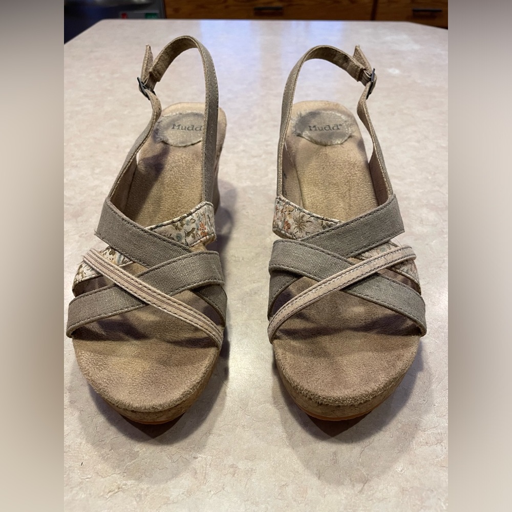 Mudd espadrilles tan/flower size 8.5 like new worn a couple times